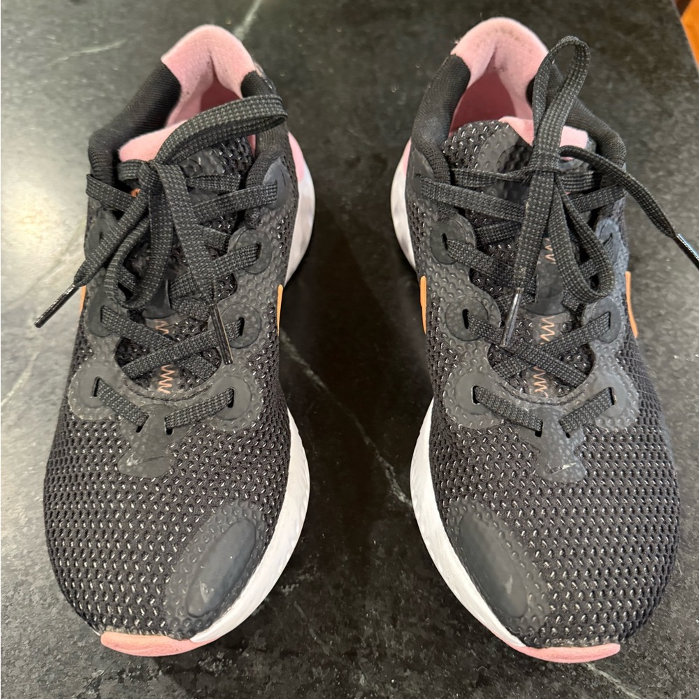 Nike Women's Black and Pink Sneakers